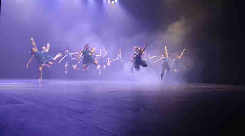 Κατάμεστος χώρος της Κεντρικής Σκηνής του Μεγάρου Χορού Καλαμάτας στη παράσταση της Δημοτικής Σχολής Χορού της Κ.Ε. Φάρις